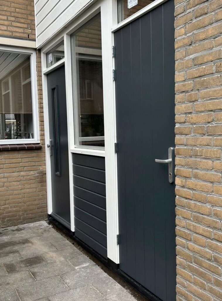 Kozijn met voor- en schuurdeur